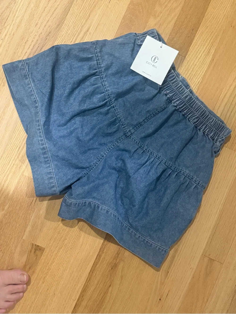 High waisted light blue denim button up shorts / Size 4